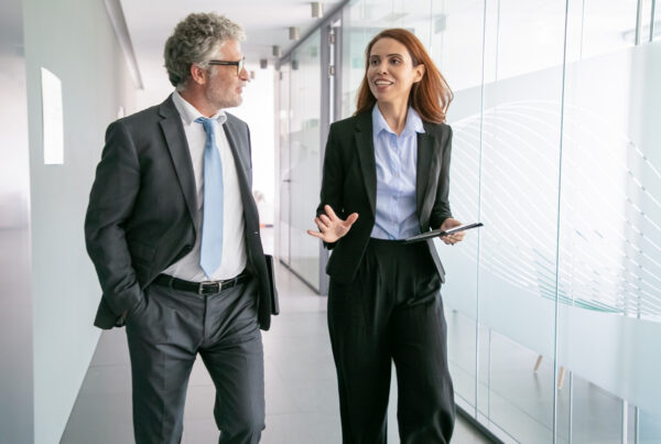 dwie osoby idące elegancko ubrane